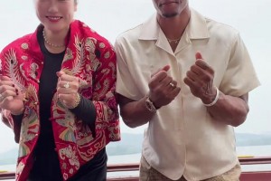 联动起来了~威少和李梦合拍手势舞视频